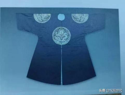 满族服饰<a href=http://www.bazhanggui.com/pifu/toumingpf/368.html target=_blank class=infotextkey>文案</a><a href=http://www.bazhanggui.com/duanju/lizhidj/ target=_blank class=infotextkey>励志</a>(满族人民的服饰照片)