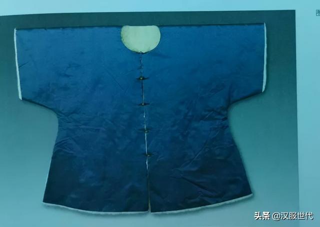 满族服饰<a href=http://www.bazhanggui.com/pifu/toumingpf/368.html target=_blank class=infotextkey>文案</a><a href=http://www.bazhanggui.com/duanju/lizhidj/ target=_blank class=infotextkey>励志</a>(满族人民的服饰照片)